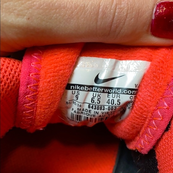 HOT PINK & BLACK NIKE RUNNING SHOES - Picture 6 of 7